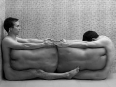 Художник сотворил мебель из человеческих тел