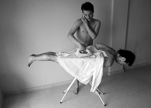 Художник сотворил мебель из человеческих тел