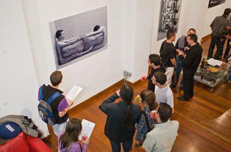 Художник сотворил мебель из человеческих тел