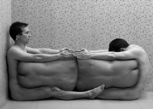 Художник сотворил мебель из человеческих тел