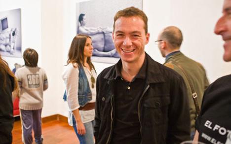 Художник сотворил мебель из человеческих тел