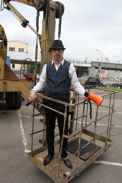 Максим Покровский за деньги прокатил Свету Курицыну на подъемнике