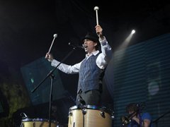 Максим Покровский за деньги прокатил Свету Курицыну на подъемнике