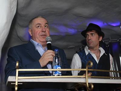 Максим Покровский за деньги прокатил Свету Курицыну на подъемнике