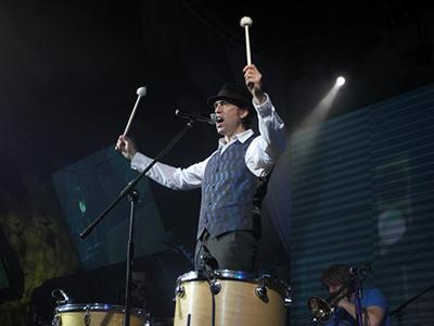 Максим Покровский за деньги прокатил Свету Курицыну на подъемнике