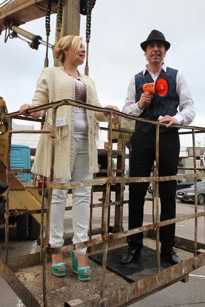 Максим Покровский за деньги прокатил Свету Курицыну на подъемнике