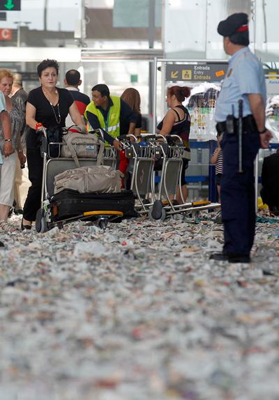Аэропорт Барселоны превратился в свалку