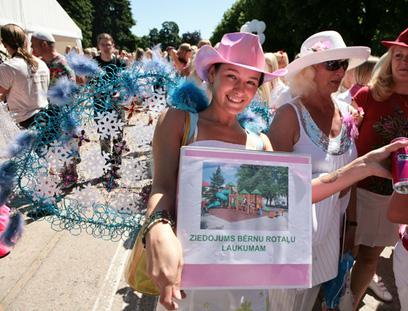 Латвийские блондинки вышли на антикризисный марш