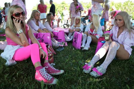 Латвийские блондинки вышли на антикризисный марш