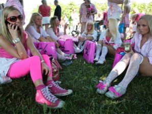 Латвийские блондинки вышли на антикризисный марш