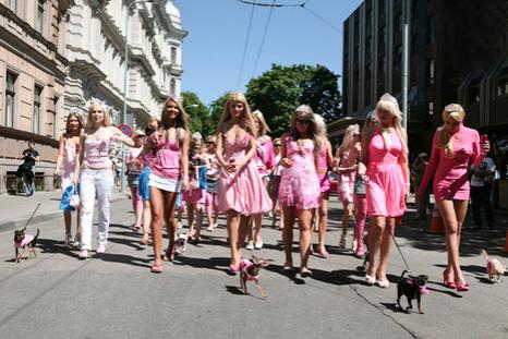 Латвийские блондинки вышли на антикризисный марш