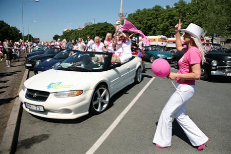 Латвийские блондинки вышли на антикризисный марш