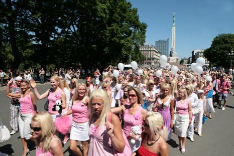 Латвийские блондинки вышли на антикризисный марш