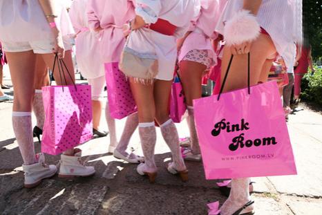 Латвийские блондинки вышли на антикризисный марш