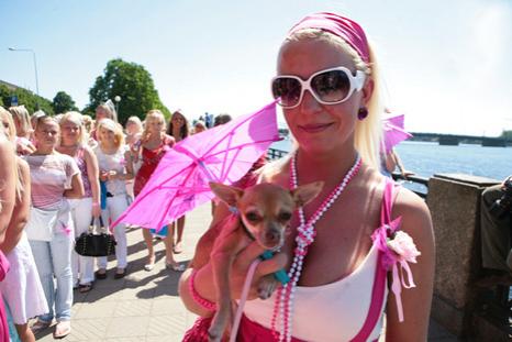 Латвийские блондинки вышли на антикризисный марш