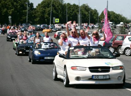 Латвийские блондинки вышли на антикризисный марш