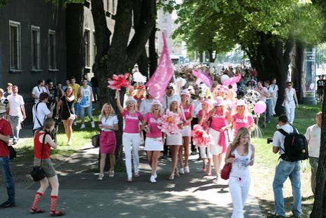 Латвийские блондинки вышли на антикризисный марш