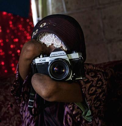 Безрукая женщина — профессиональный фотограф