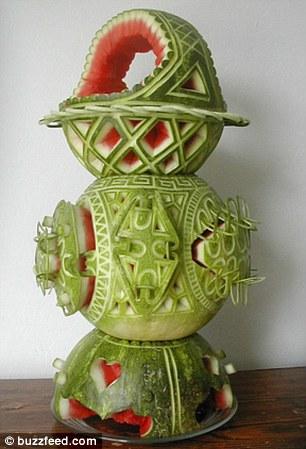 Токийский шеф-повар практикует резьбу по арбузу