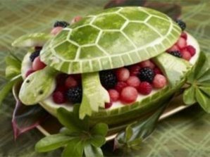 Токийский шеф-повар практикует резьбу по арбузу