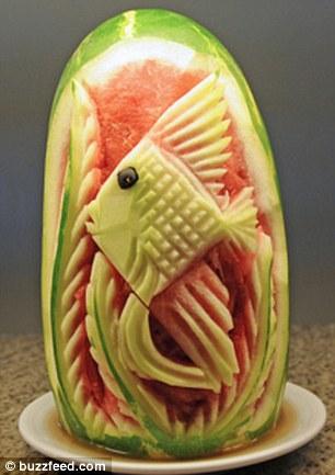 Токийский шеф-повар практикует резьбу по арбузу