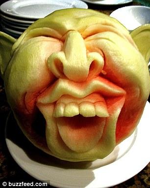 Токийский шеф-повар практикует резьбу по арбузу