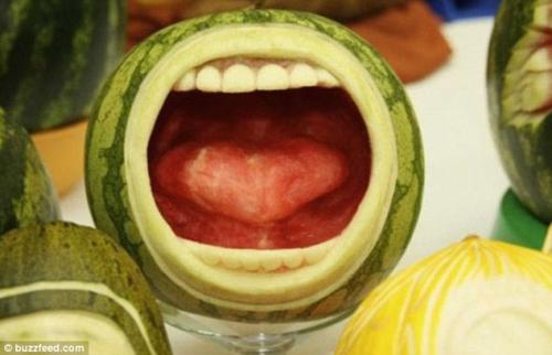 Токийский шеф-повар практикует резьбу по арбузу