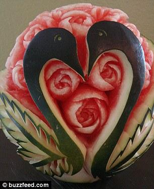 Токийский шеф-повар практикует резьбу по арбузу