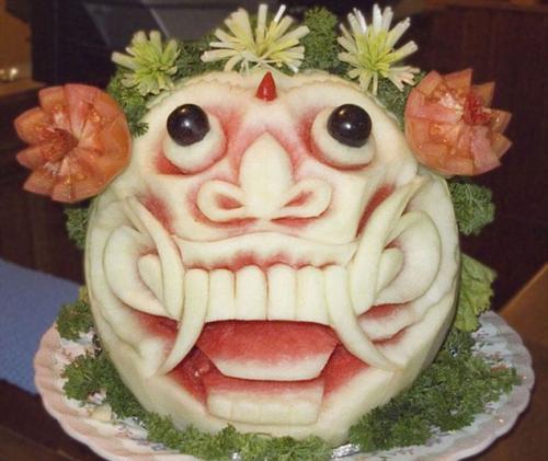 Токийский шеф-повар практикует резьбу по арбузу