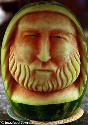 Токийский шеф-повар практикует резьбу по арбузу