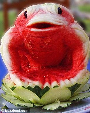 Токийский шеф-повар практикует резьбу по арбузу