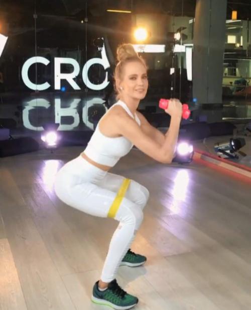 Фото звезд, где они переусердствовали с фотошопом