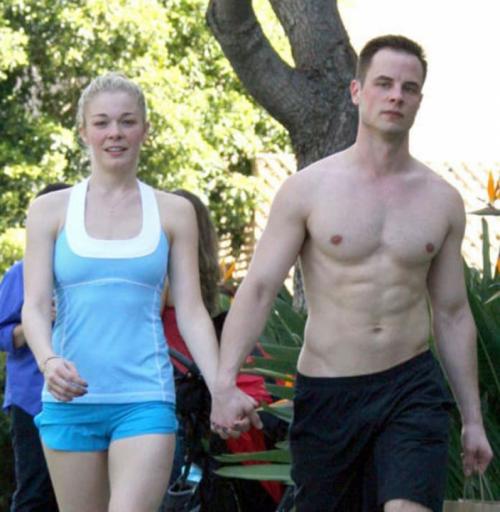 Знаменитые красавцы, которым изменяли жены и подруги