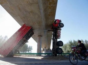 Грузовик встал на дыбы