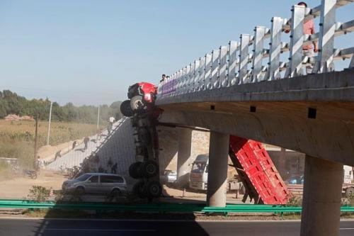 Грузовик встал на дыбы