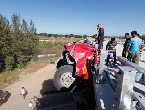 Грузовик встал на дыбы