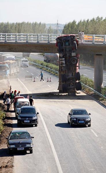 Грузовик встал на дыбы