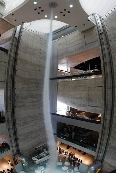 Искусственный торнадо в музее Mercedes-Benz