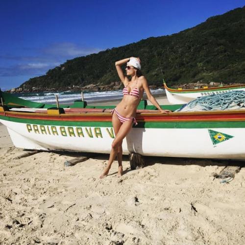 Знаменитости в купальниках: на пляже и не только