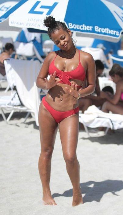 Знаменитости в купальниках: на пляже и не только