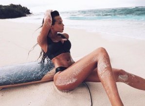 Знаменитости в купальниках: на пляже и не только