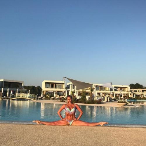 Знаменитости в купальниках: на пляже и не только