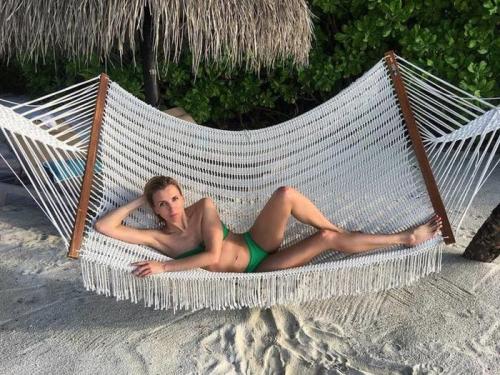 Знаменитости в купальниках: на пляже и не только