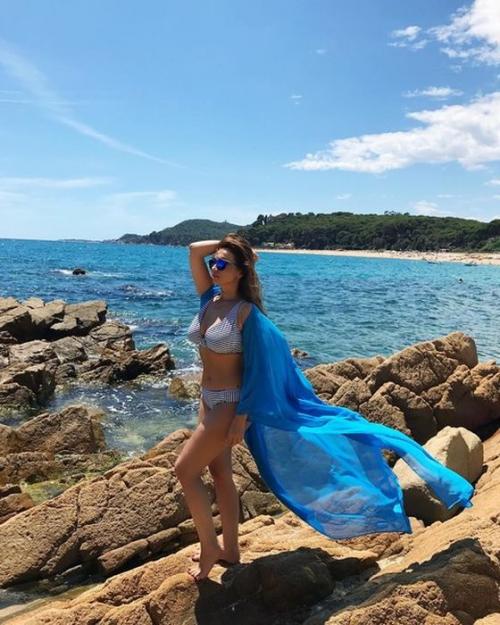 Знаменитости в купальниках: на пляже и не только