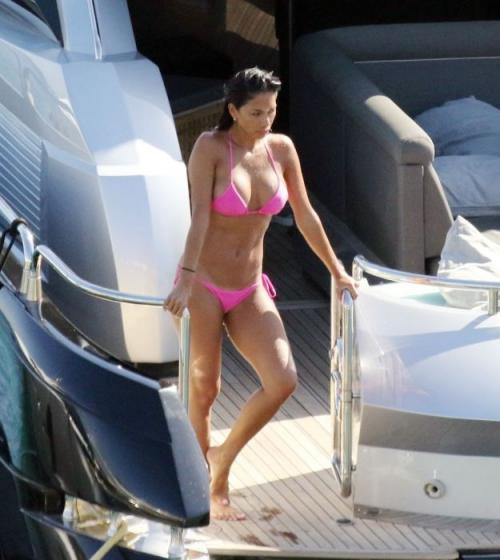 Знаменитости в купальниках: на пляже и не только