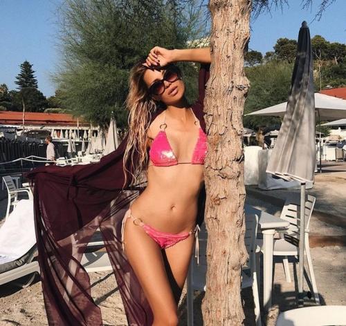 Знаменитости в купальниках: на пляже и не только