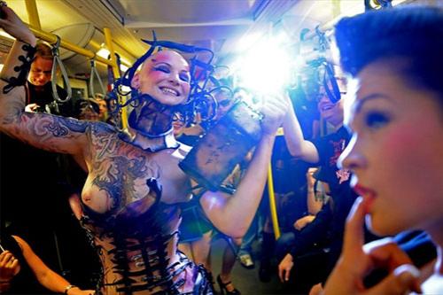 Дефиле фриков прошло в берлинском метро