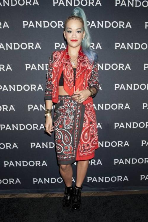 Самые нелепые и безвкусные наряды звезд Голливуда