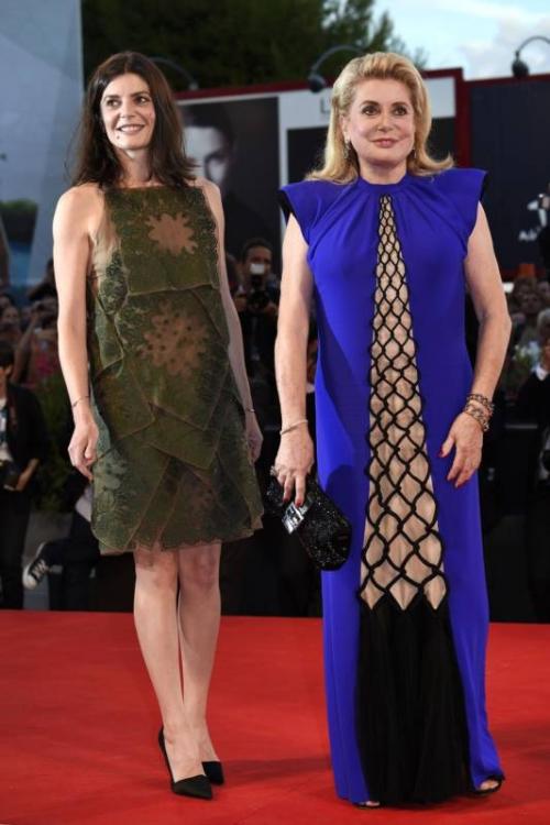 Самые нелепые и безвкусные наряды звезд Голливуда