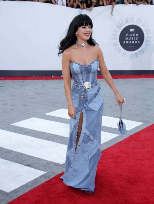 Самые нелепые и безвкусные наряды звезд Голливуда